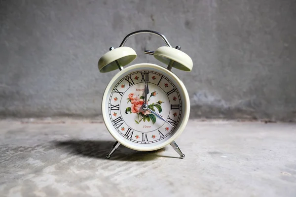 Antiguo Reloj Despertador Blanco Crema Retro Fondo Vintage Piso — Foto de Stock