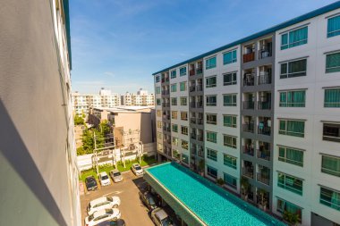 Mavi göl, ev ve düz arka plan ile Modern condominium