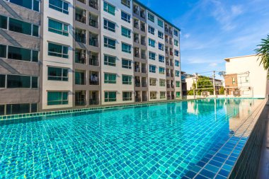 Mavi göl, ev ve düz arka plan ile Modern condominium