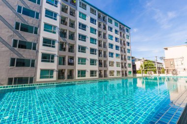 Mavi göl, ev ve düz arka plan ile Modern condominium