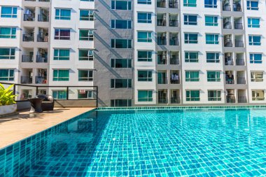 Mavi göl, ev ve düz arka plan ile Modern condominium