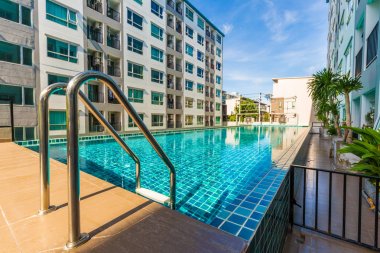 Mavi göl, ev ve düz arka plan ile Modern condominium