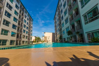 Mavi göl, ev ve düz arka plan ile Modern condominium