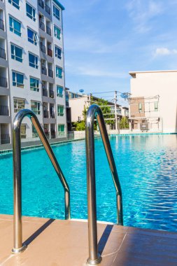 Kat mülkiyeti konut arka plan Emlak kavramı mavi yüzme havuzunda