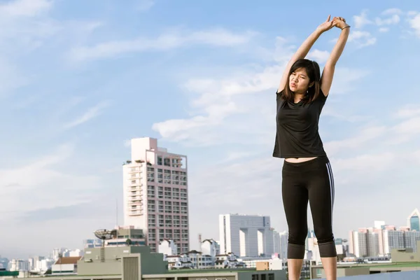 健身运动亚洲妇女在 Sportwaear 做伸展训练屋顶顶部建筑背景 — 图库照片