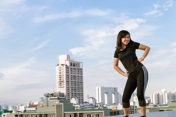 健身运动亚洲妇女在 Sportwaear 做伸展训练屋顶顶部建筑背景 — 图库照片