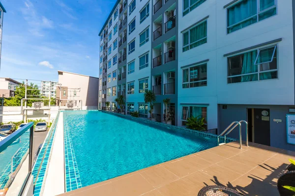 Kat mülkiyeti konut arka plan Emlak kavramı mavi yüzme havuzunda