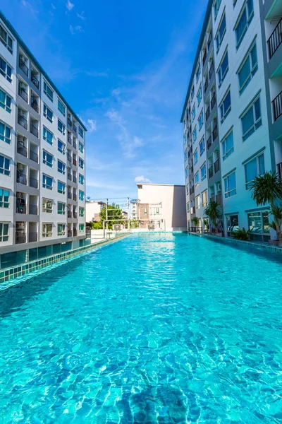 Piscina Azul Condominio Residencial Fondo Concepto Bienes Raíces — Foto de Stock