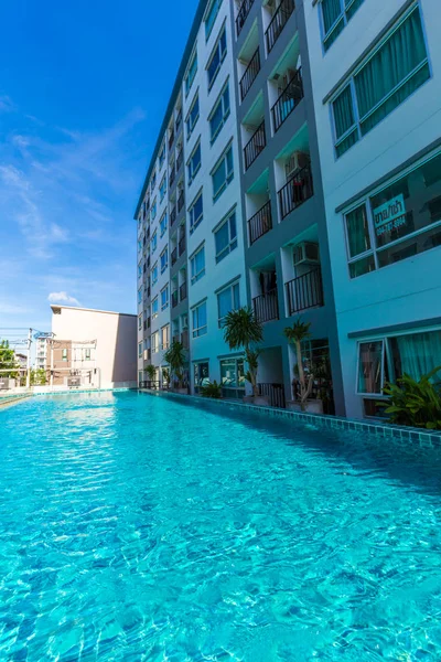 Piscina Azul Condominio Residencial Fondo Concepto Bienes Raíces — Foto de Stock