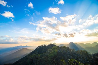 Siluet günbatımı dağ coulorful gökyüzü bulut doğa arka plan ile tepesinde