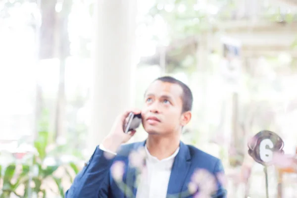 Adulto Asiático Hombre Negocios Traje Azul Hablando Smartphone Cafetería —  Fotos de Stock