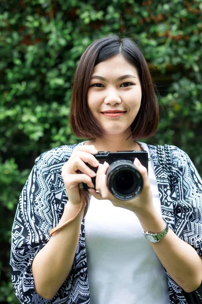 Hipster Fotografer Wanita Dengan Kamera Latar Belakang Daun Hijau — Stok Foto