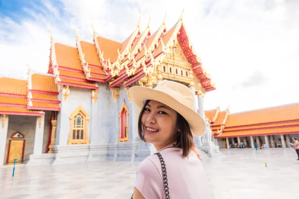 Asiático Mulheres Turísticas Viajar Bem Vindo Templo Mármore Bangkok Tailândia — Fotografia de Stock