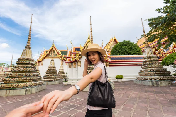 Туристические Женщины Шляпе Знак Следуйте Мной Путешествия Храме Бангкока Таиланд — стоковое фото