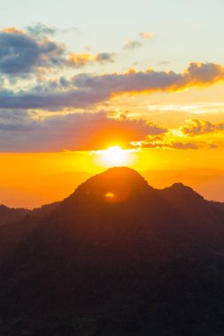 Günbatımı üst kısmında dağ renkli gökyüzü bulut, doğa manzara siluet