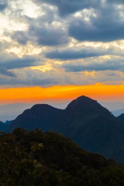Görkemli günbatımı coulourful gökyüzü dağ katmanı