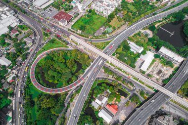 Kavşak trafik daire yol araba ve yeşil ağaç