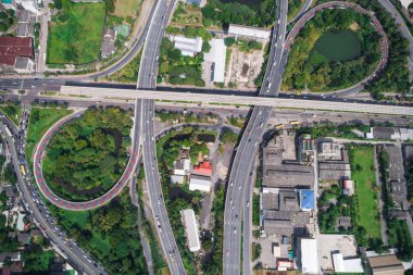 Kavşak trafik daire yol araba ve yeşil ağaç