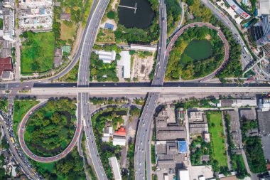 Kavşak trafik daire yol araba ve yeşil ağaç