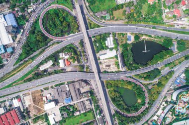 Ekspres yolu havadan görünümü gündüz çapraz