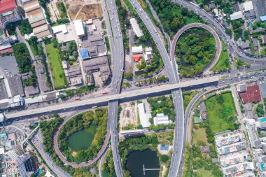 Taşıma manzara Kavsagi yol yeşil ağaçlı