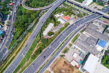 Ekspres yolu havadan görünümü gündüz çapraz