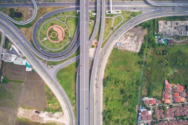 Kavşak trafik daire yol araba ve yeşil ağaç