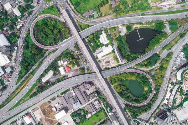 Kavşak trafik daire yol araba ve yeşil ağaç