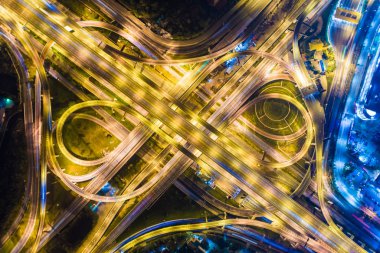 Havadan görünümü gece trafik otoyol hareketi taşıma araba ışık