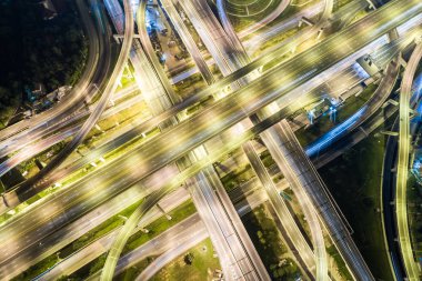Havadan görünümü gece trafik otoyol hareketi taşıma araba ışık
