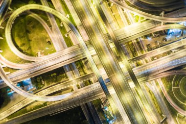 Havadan görünümü gece trafik otoyol hareketi taşıma araba ışık
