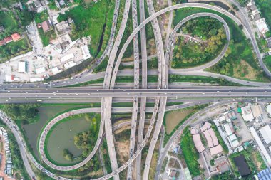 Yeşil ağaç Kavsagi yol olan trafik daire ekspres yol