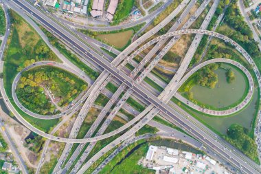 Yeşil ağaç Kavsagi yol olan trafik daire ekspres yol