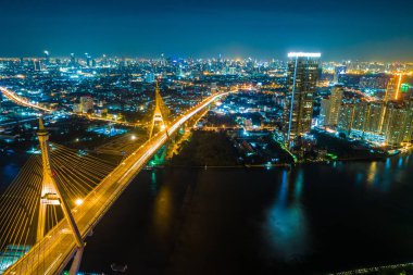 Hava üstten görünüm gece trafik köprü nehir şehir ile yan