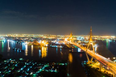 Araba ile Ekspres gece trafik ışık görünümü bak