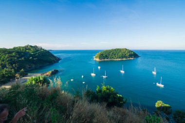 Ada ve yat tekne ile mavi deniz kaya plaj