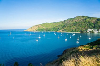 Ada ve yat tekne ile mavi deniz kaya plaj