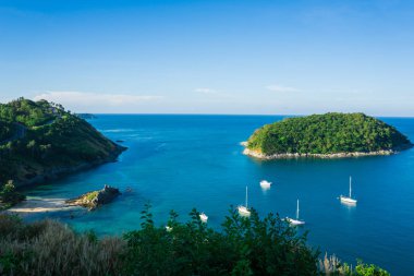 Ada ve yat tekne ile mavi deniz kaya plaj