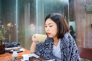 Asyalı kadınlar drinkking latte sanat kafede kahve