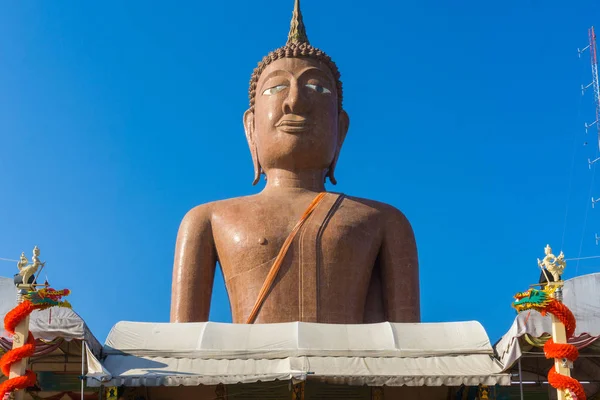 Grande statua di buddha marrone — Foto Stock