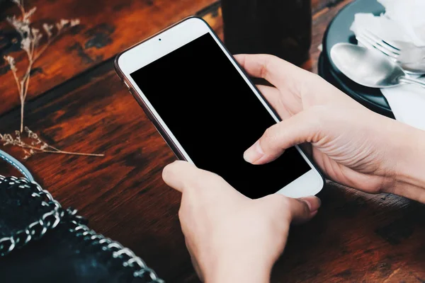 Närbild Cellphone Händer Används Bord Trä Blank Skärm Café — Stockfoto