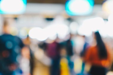 Bulanık turist işadamları Havaalanı of Check-in için bekleyin