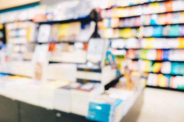 Kütüphanede rafta bulanık kitap deposu, eğitim arka planı