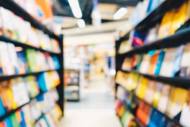 Kütüphanede rafta bulanık kitap deposu, eğitim arka planı