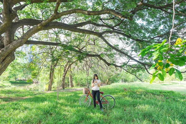 Aziatische Vrouwen Met Rode Fiets Gebruiken Smartphone Park Onder Boom — Stockfoto