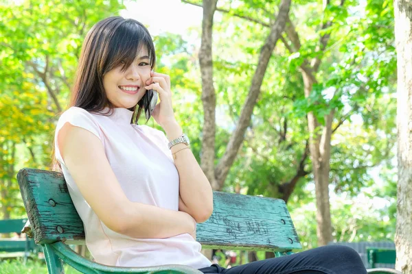 Las Mujeres Sonrientes Que Relajan Usan Teléfono Celular Parque Público —  Fotos de Stock