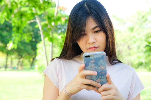 Belle Giovani Donne Asiatiche Usano Cellulare Social Media Internet Seduti — Foto Stock