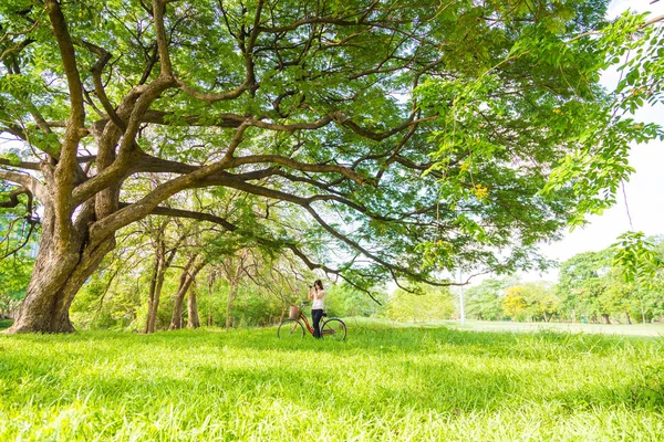 Donne Hipster Con Bicicletta Nel Parco Verde Scattare Foto Tempo — Foto Stock