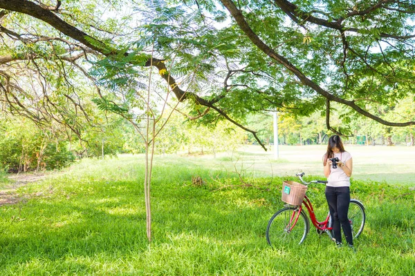 Hipster Mujeres Con Bicicleta Parque Verde Para Tomar Foto Tiempo — Foto de Stock