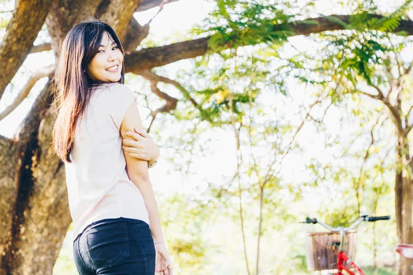 Hermosas Mujeres Relajándose Verde Parque Fresco Bajo Una Gran Rama —  Fotos de Stock